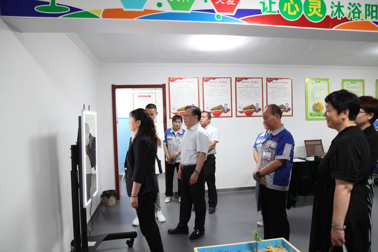 2021年8月26日，濟南市總工會黨組成員、副主席于虹和女工部部長張紹峰一行來我集團公司調(diào)研